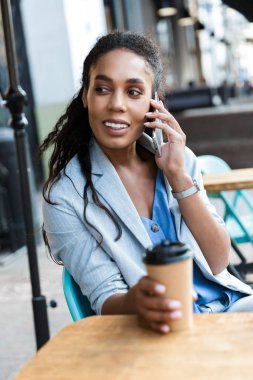 Çekici gülümseyen genç Afrikalı iş kadını