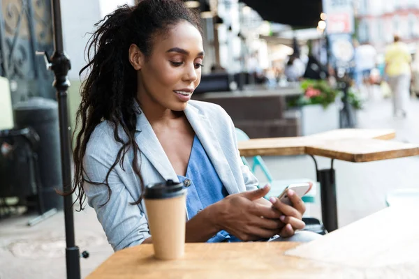 Atractiva sonriente joven mujer de negocios africana — Foto de Stock