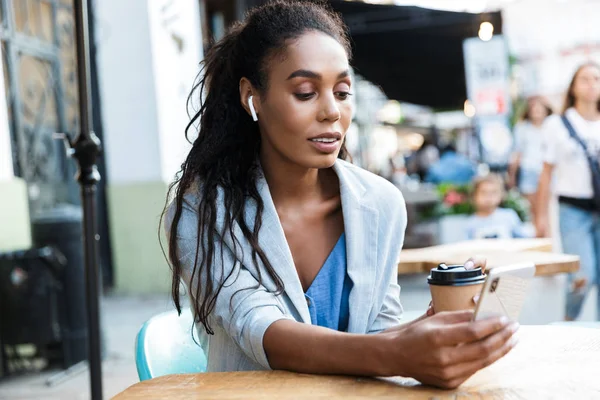 Atractiva sonriente joven mujer de negocios africana — Foto de Stock