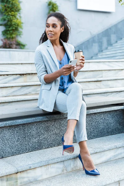 Beauituful smiling young african business woman sitting — 스톡 사진