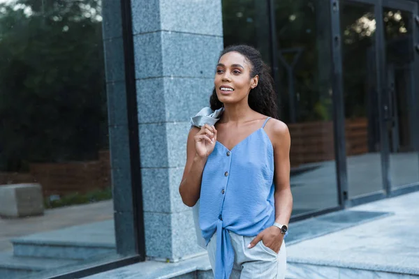 Attractive smiling african business woman walking outdoors — 스톡 사진