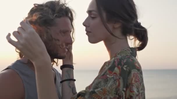 Dobrze Wyglądająca Zakochana Para Mężczyzna Kobieta Pociągające Przytulają Się Plaży — Wideo stockowe