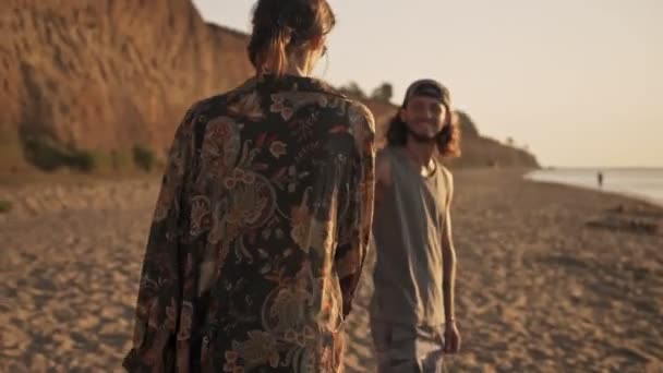 Прекрасная Молодая Пара Мужчина Женщина Летней Одежде Обнимают Друг Друга — стоковое видео