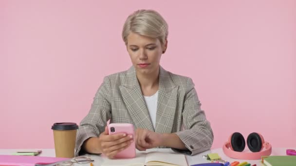Uma Mulher Elegante Está Assistindo Algo Seu Smartphone Seguida Descobre — Vídeo de Stock