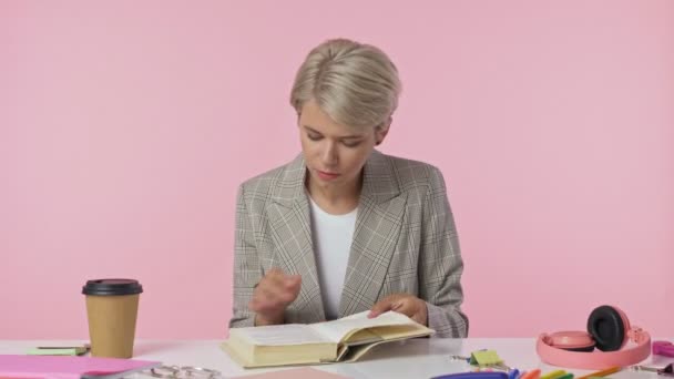 Una Guapa Joven Toma Libro Luego Pone Las Gafas Comienza — Vídeos de Stock