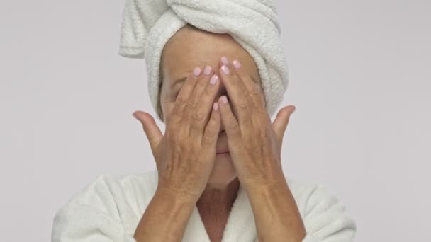 Miła Dorosła Kobieta Ubrana Szlafrok Ręcznik Głowie Dotyka Jej Twarzy — Wideo stockowe
