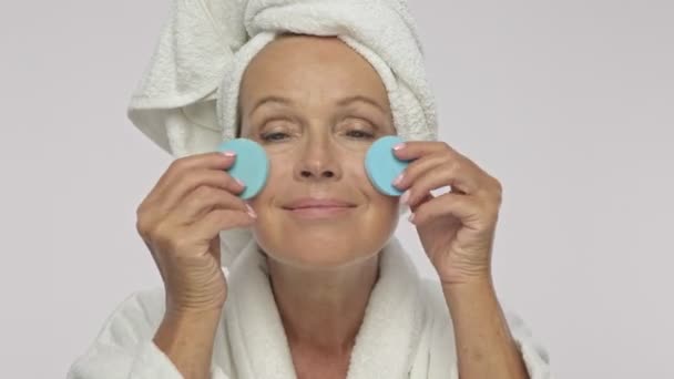 Uma Mulher Adulta Atraente Usando Roupão Banho Toalha Sobre Cabeça — Vídeo de Stock