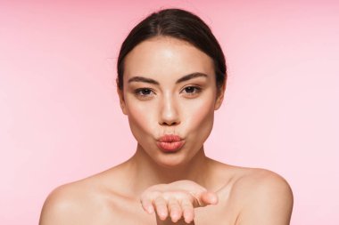 Üstsüz, güzel, esmer bir kadının güzel portresi.