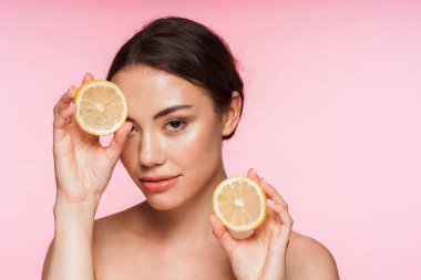 Üstsüz, güzel, esmer bir kadının güzel portresi.