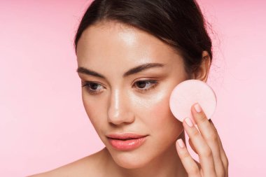 Üstsüz, güzel, esmer bir kadının güzel portresi.