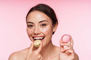 Üstsüz, güzel, esmer bir kadının güzel portresi.