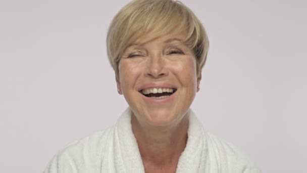 Eine Glückliche Positive Erwachsene Frau Mit Kurzen Blonden Haaren Die — Stockvideo