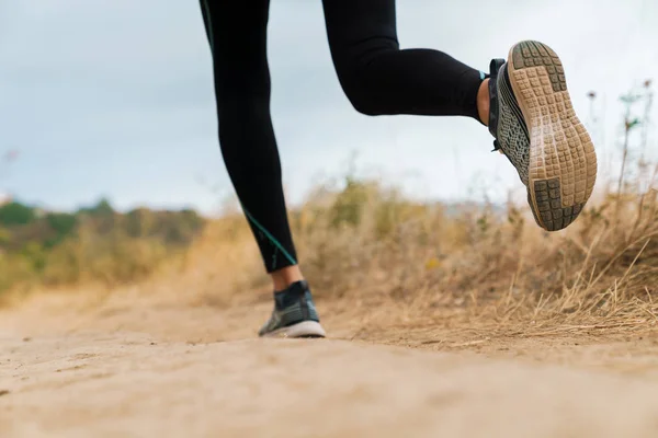 Foto recortada de la mujer atlética corriendo mientras hace ejercicio — Foto de Stock