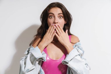 Çekici genç esmer kadın mayo giyiyor.