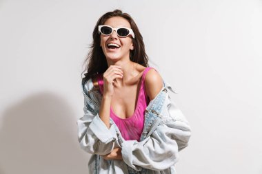 Ceketli, şık, esmer bir kadının gülüşü.