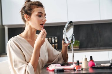 Kafkasyalı genç ve güzel bir kadının yüz makyajını...