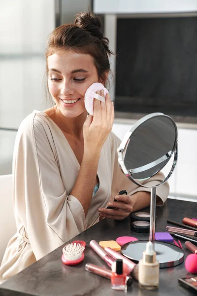Imagem de branco jovem bela mulher aplicando maquiagem rosto em — Fotografia de Stock
