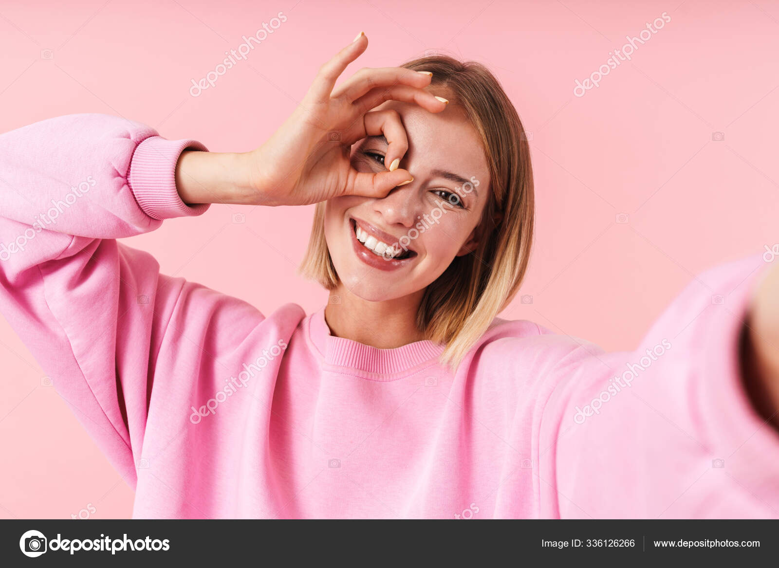 自拍照时 女性面带微笑 神气的画像 图库照片 C Vadymvdrobot 自拍照时 女性面带微笑 神气的画像 图库照片 C Vadymvdrobot