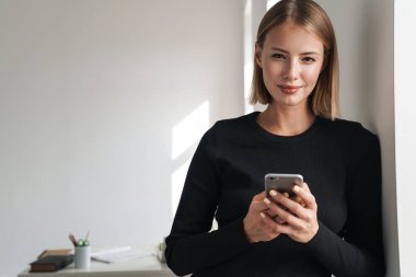 Çekici genç sarışın kısa saçlı kadın.