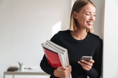 Çekici genç sarışın kısa saçlı kadın.