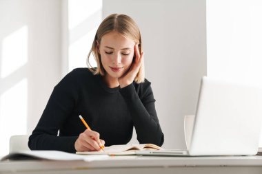 Kendine güveni tam genç bir iş kadını.