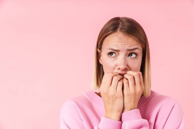 Genç, güzel sarışın, kısa saçlı bir kadının portresi.