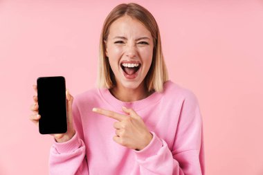 Genç, güzel sarışın, kısa saçlı bir kadının portresi.