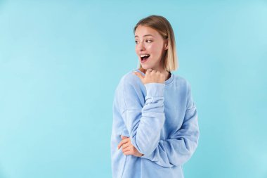 Genç, güzel sarışın, kısa saçlı bir kadının portresi.