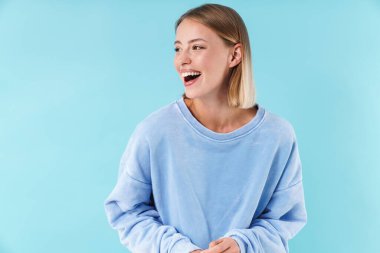 Genç, güzel sarışın, kısa saçlı bir kadının portresi.