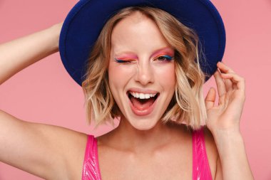 Parlak makyajlı güzel bir kızın portresi.