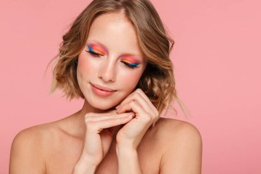 Çekici sarışın üstsüz bir kadının güzel portresini kapat.