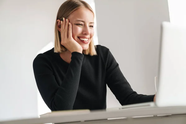 Självsäker attraktiv ung affärskvinna — Stockfoto