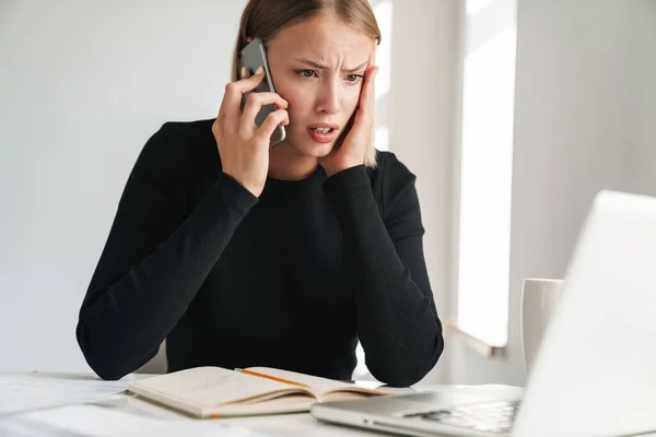 Joven mujer de negocios atractiva y segura — Foto de Stock