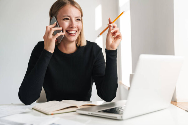 Уверенная привлекательная молодая деловая женщина
