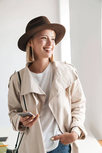 Atractiva joven sonriente con abrigo de otoño — Foto de Stock