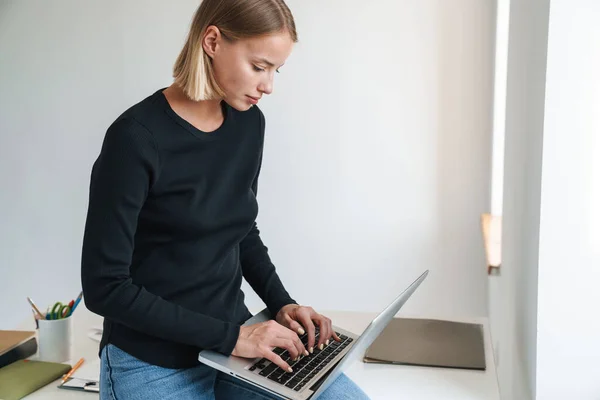 Vacker ung kvinna som arbetar på bärbar dator — Stockfoto