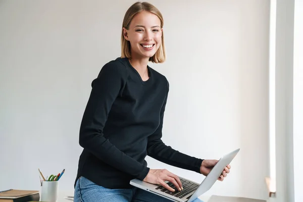 Vacker ung kvinna som arbetar på bärbar dator — Stockfoto