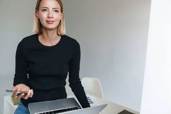 Vacker ung kvinna som arbetar på bärbar dator — Stockfoto