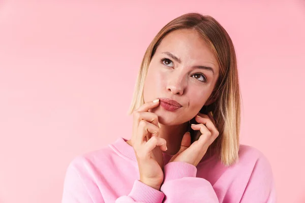 Portret van een mooie jonge blonde kortharige vrouw — Stockfoto