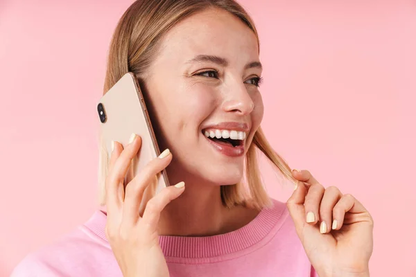 Портрет оптимістичної блондинки посміхається і розмовляє на смартфоні — стокове фото