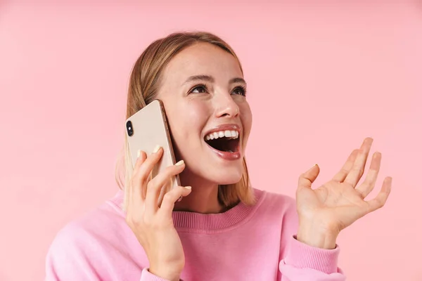 Portrait of optimistic blonde woman smiling and talking on smartphone — Stock Photo, Image