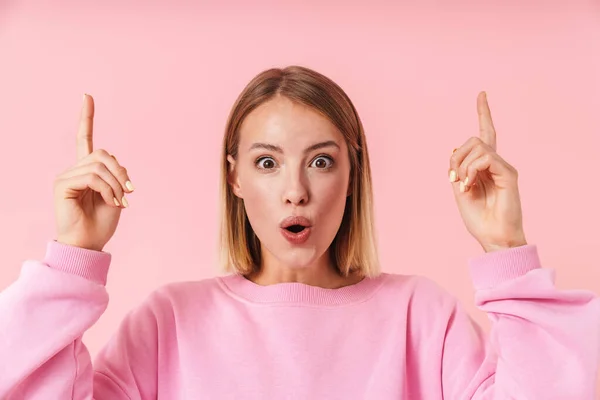 Retrato de una encantadora joven rubia de pelo corto — Foto de Stock