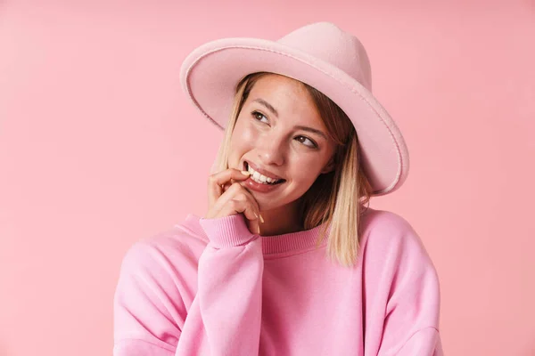 Retrato de una joven soñadora con sombrero sonriendo y mirando a un lado — Foto de Stock