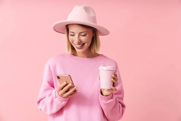 Portret uroczej kobiety w kapeluszu ze smartfonem i filiżanką kawy — Zdjęcie stockowe