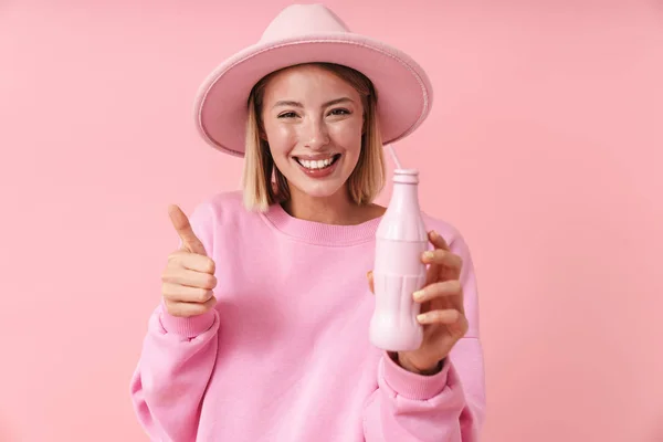 Porträt einer schönen jungen blonden Frau mit kurzen Haaren — Stockfoto