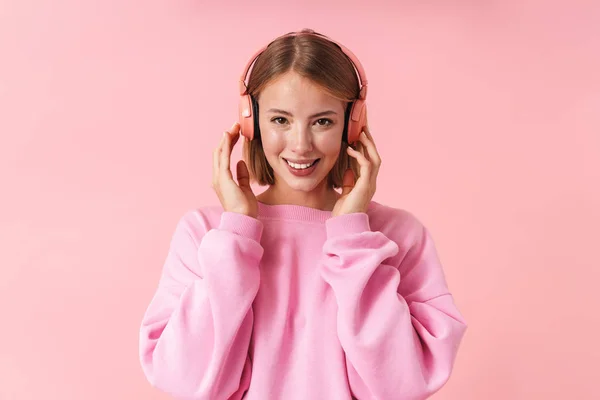 Portret van een mooie jonge blonde kortharige vrouw — Stockfoto