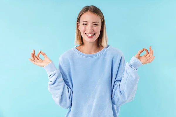 Retrato de una encantadora joven rubia de pelo corto —  Fotos de Stock