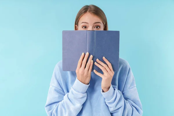 Portret van een mooie jonge blonde kortharige vrouw — Stockfoto