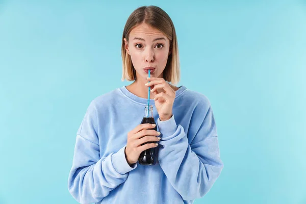 Porträt einer schönen jungen blonden Frau mit kurzen Haaren — Stockfoto