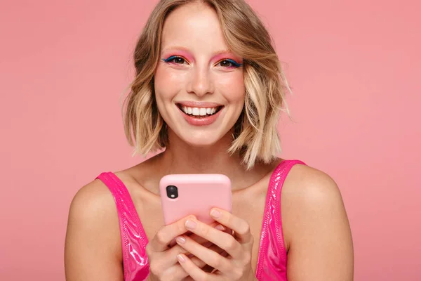 Mooi lachend blond meisje met heldere make-up — Stockfoto